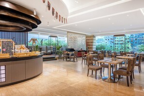 2 nhà hàng, phục vụ bữa sáng 