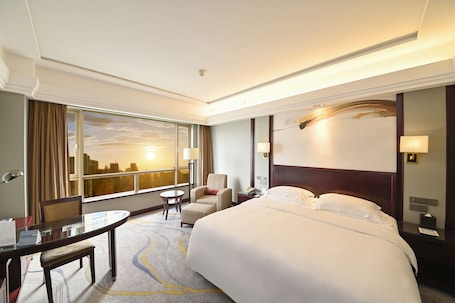 Minibar, caja fuerte, escritorio y tabla de planchar con plancha. Crowne Plaza City Center Ningbo by IHG