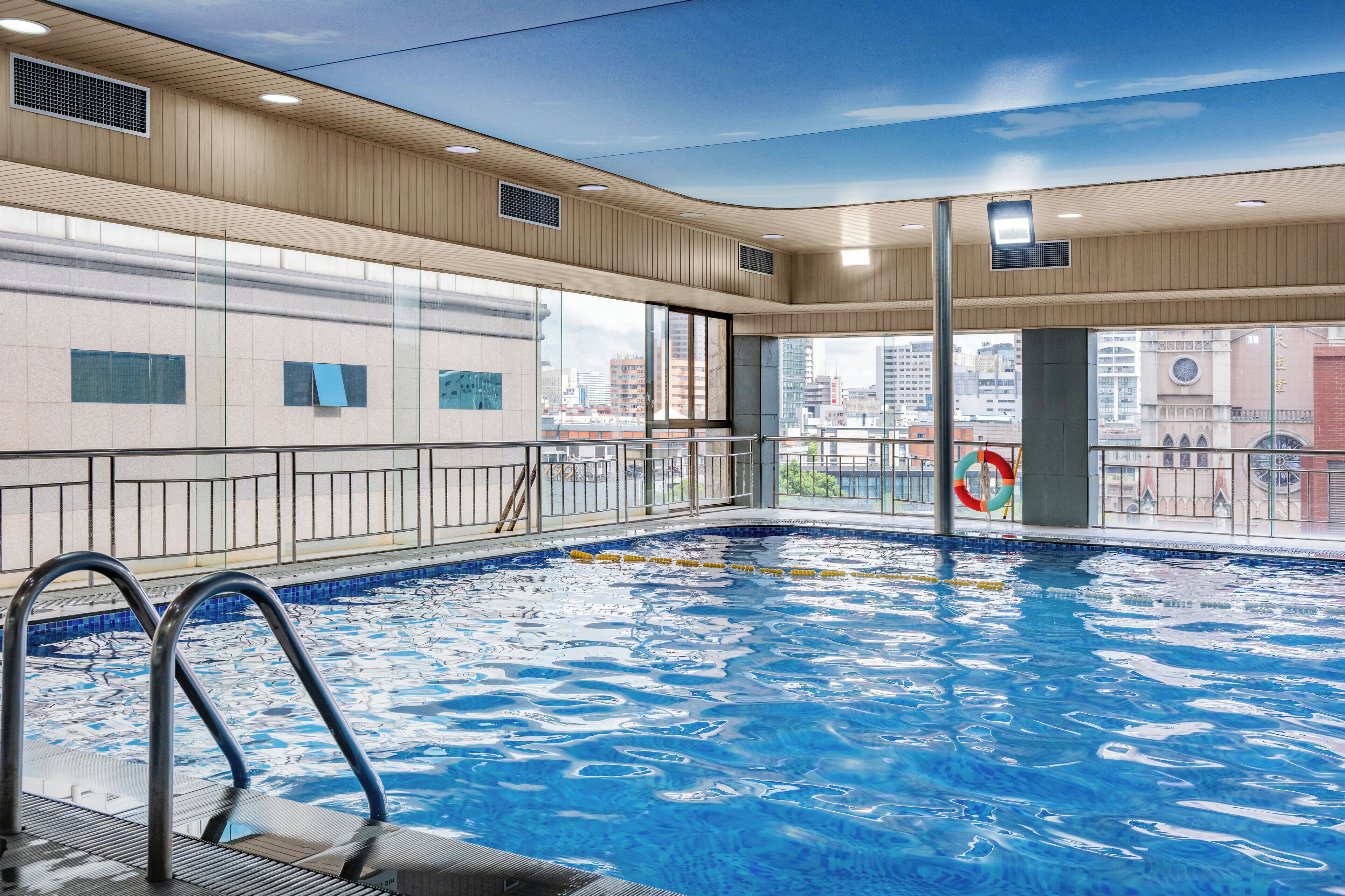 Una piscina cubierta