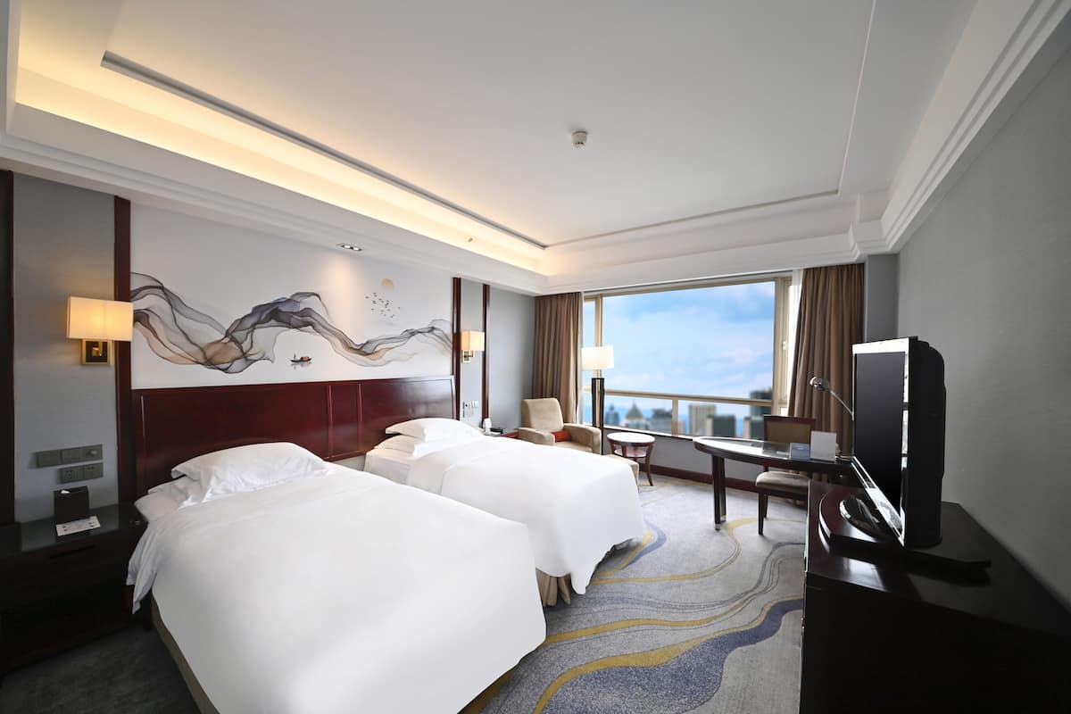 Minibar, in-room safe, desk, iron/ironing board