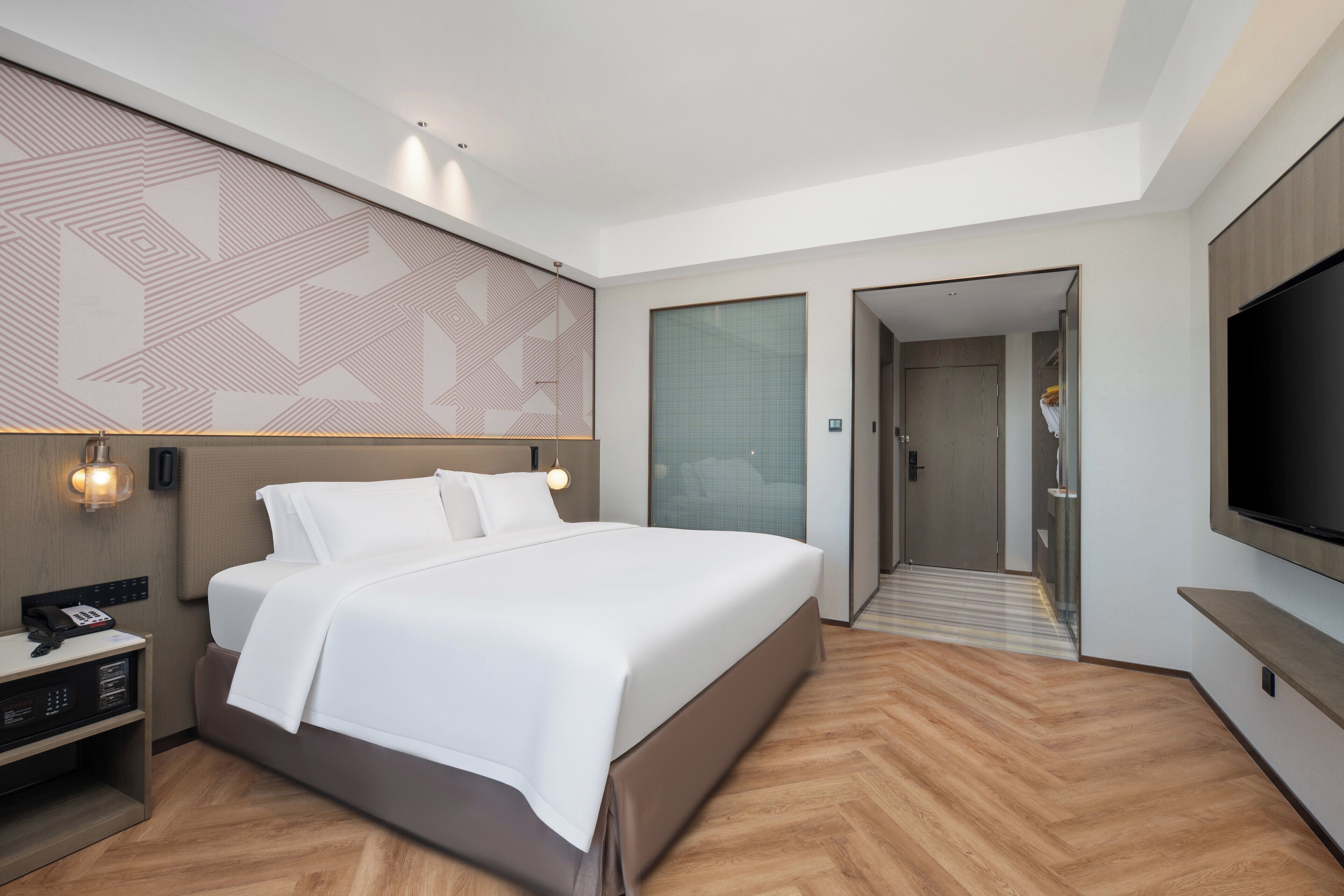 Minibar, caja de seguridad en la habitación y escritorio 