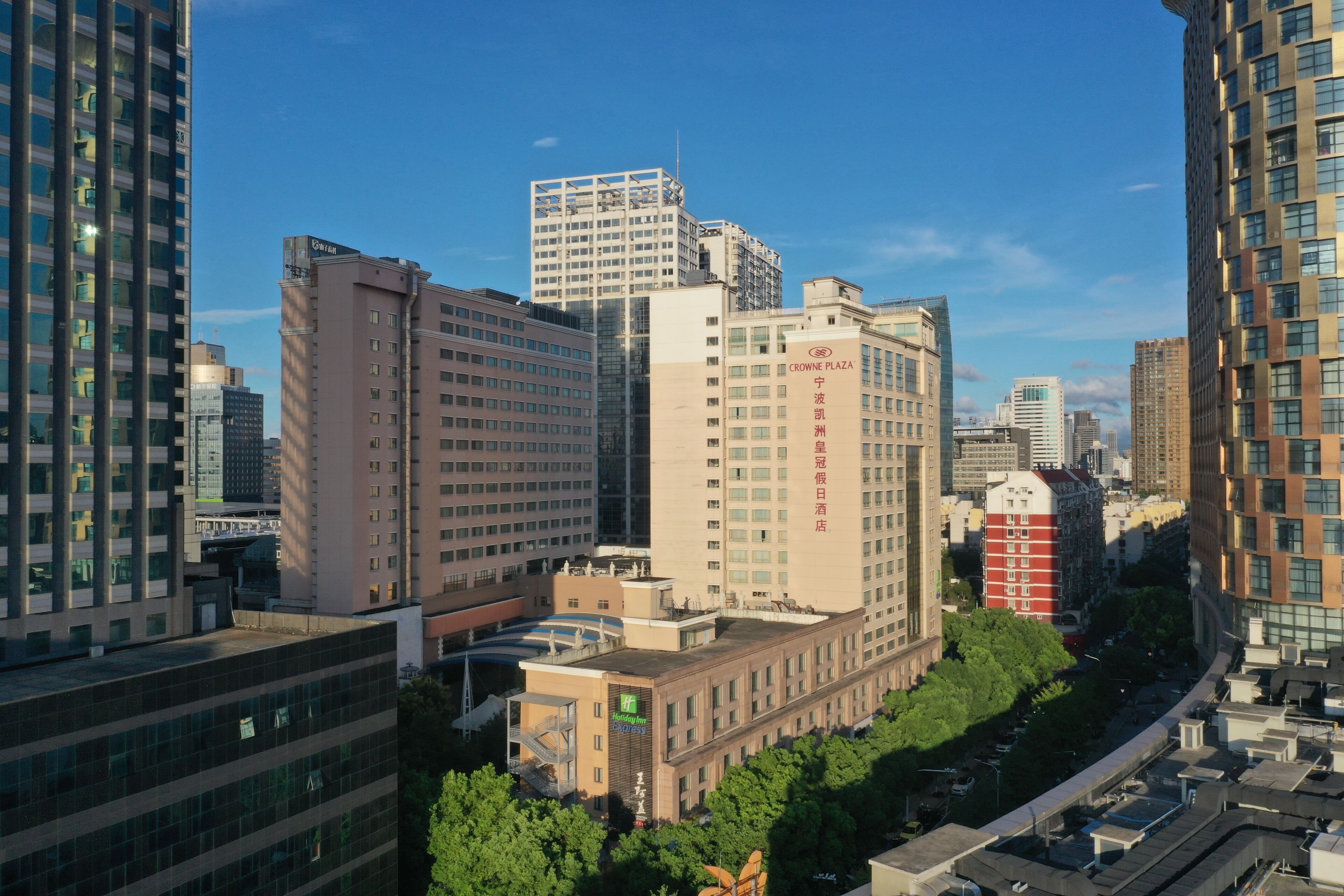 Un hôtel de grande hauteur, avec de nombreux étages, une enseigne bien visible et une architecture qui allie des éléments modernes et traditionnels.