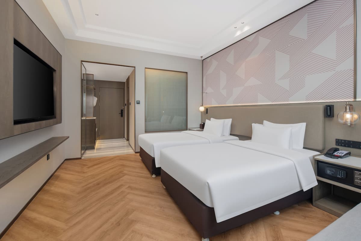 Habitación estándar, 2 camas individuales, no fumadores, vistas a la ciudad | Minibar, caja fuerte, escritorio y tabla de planchar con plancha
