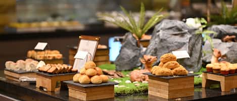 Une vitrine de boulangerie présentant diverses pâtisseries et un petit panneau.