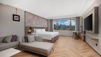 Phòng Suite Superior, 1 giường cỡ king, hút thuốc, quang cảnh thành phố (Crown) | Minibar, két bảo mật tại phòng, bàn, bàn ủi/dụng cụ ủi quần áo