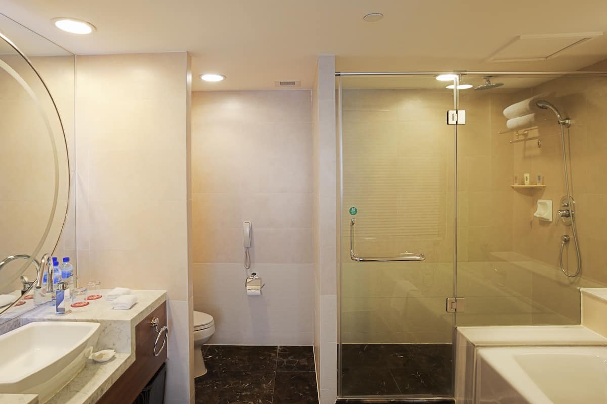 Minibar, caja de seguridad en la habitación y escritorio