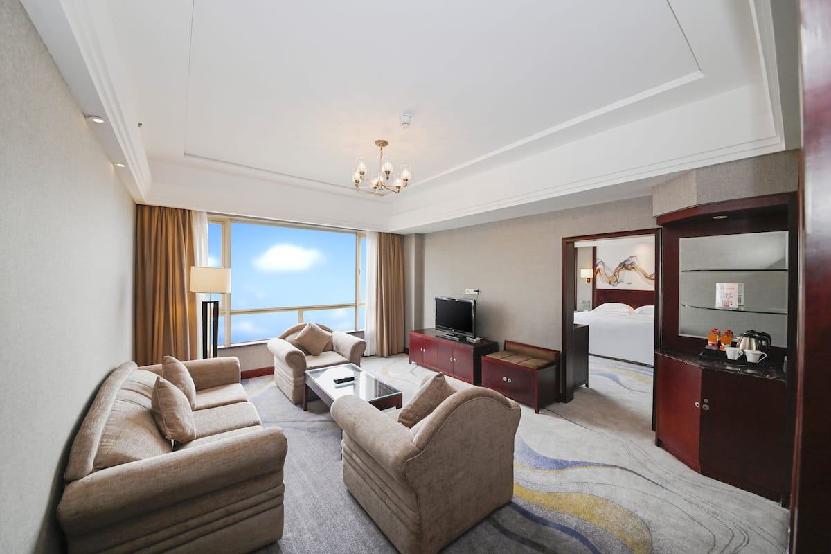 Minibar, in-room safe, desk, iron/ironing board