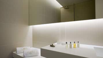Eenvoudige suite (Acropolis View) | Badkamervoorzieningen | Een douche, een regendouche, designer toiletartikelen, een haardroger