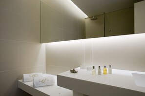 Basic Suite (Acropolis View) | Bathroom amenities | Shower, rainfall showerhead, designer toiletries, hair dryer - O&B Athens Boutique Hotel (Athens)