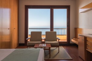 Minibar, caja de seguridad en la habitación y escritorio 