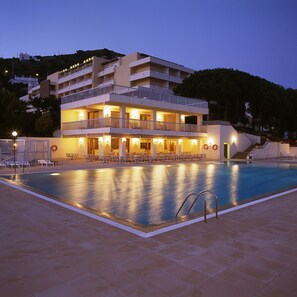 Outdoor pool, pool loungers