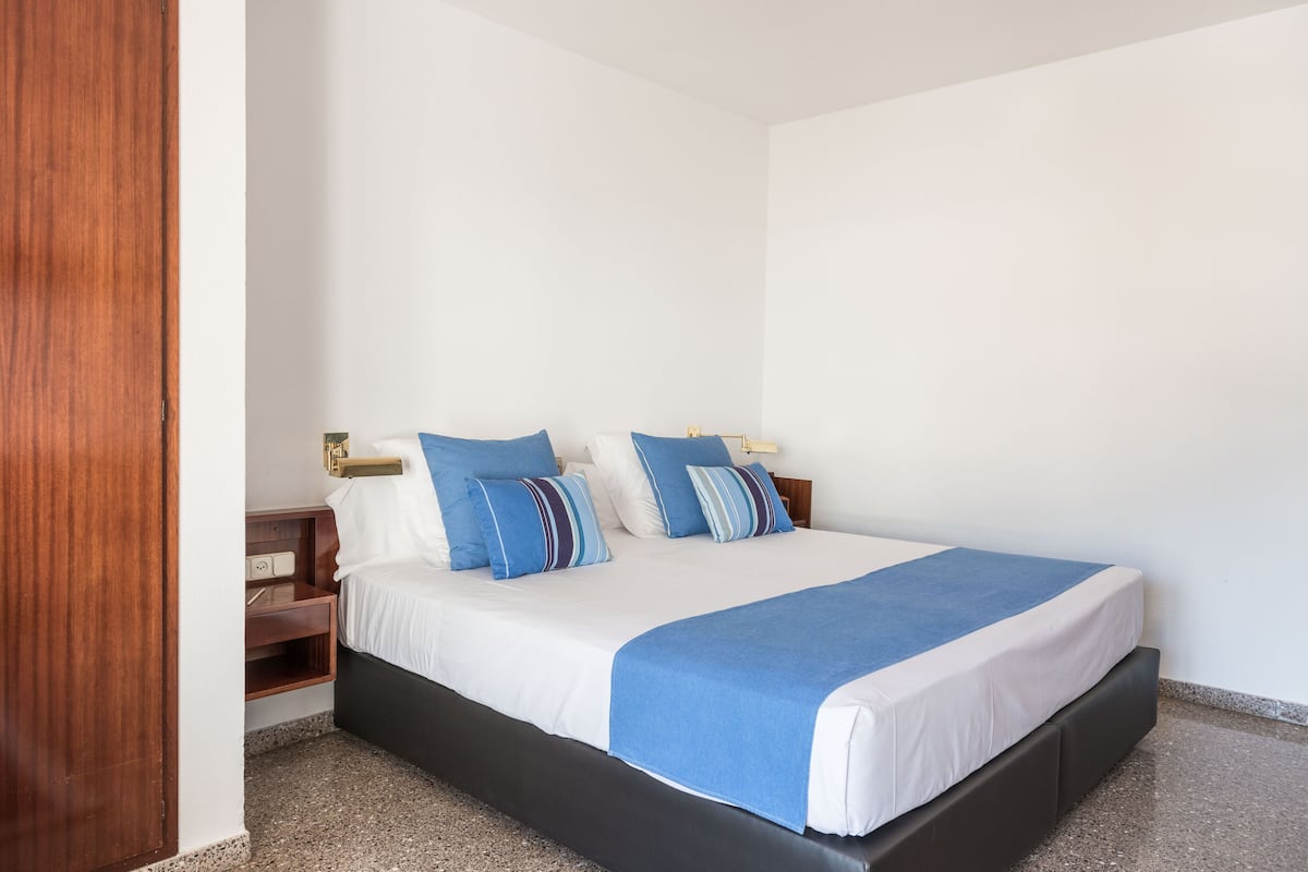 Classic Double Room | Minibar, in-room safe, desk, soundproofing