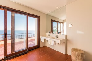 Minibar, coffres-forts dans les chambres, bureau, chambres insonorisées