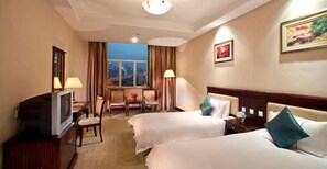 Executive Suite | Minibar, in-room safe, rollaway beds, alarm clocks