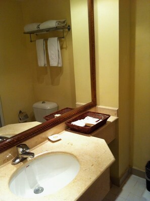 Shower, rainfall showerhead, free toiletries, hair dryer - Asset Hotel, Shanghai (Shanghai)