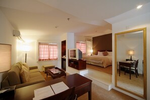 Junior Suite | In-room safe, desk, blackout curtains, iron/ironing board - Asset Hotel, Shanghai (Shanghai)