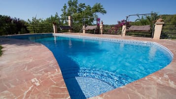 Piscine extérieure (ouverte en saison), parasols de plage