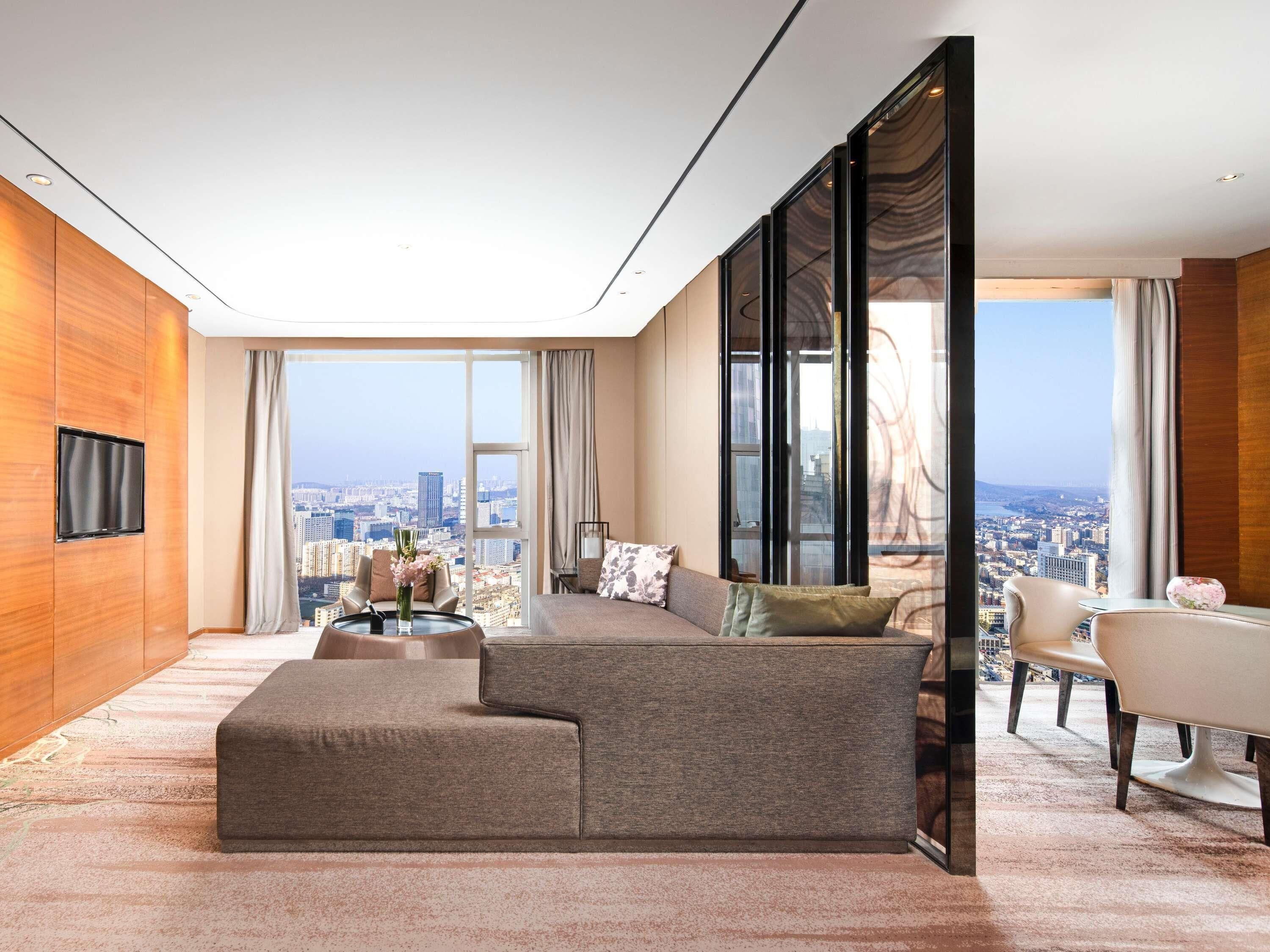 Minibar, brankas, meja kerja, dan kedap suara