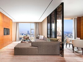 Minibar, caja de seguridad en la habitación y escritorio 