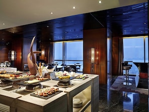 2 restaurants, breakfast, lunch, dinner served; international cuisine