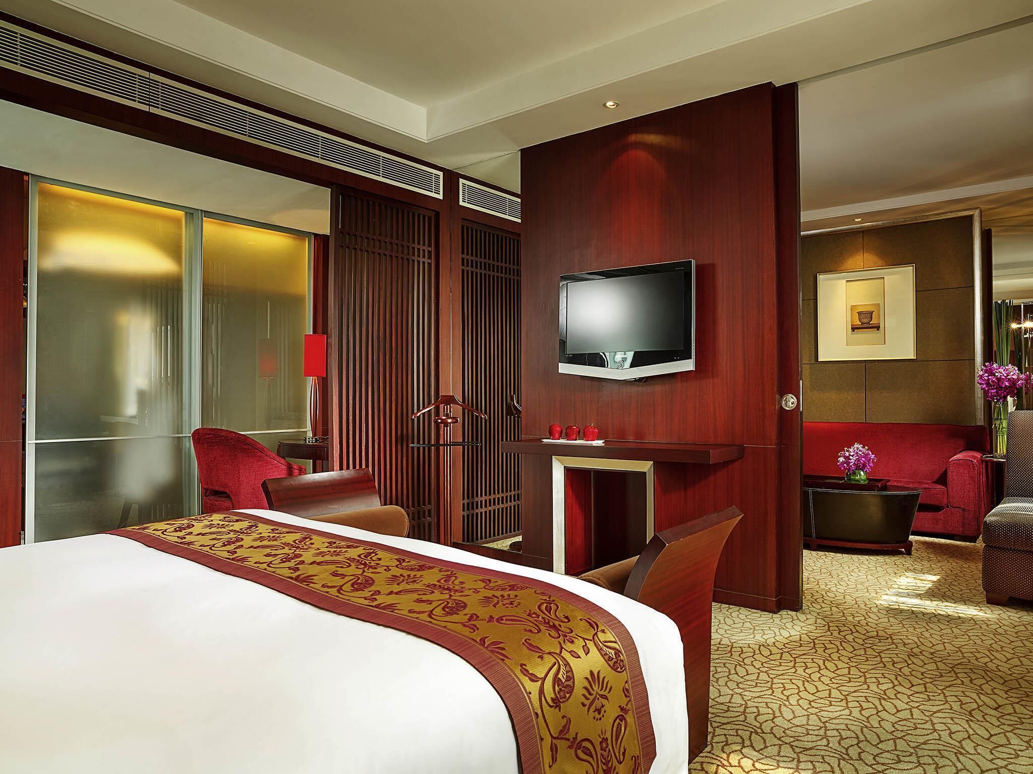 Club Suite, 1 King Bed, Club Lounge Access, City View (Prestige) | Minibar, in-room safe, desk, soundproofing