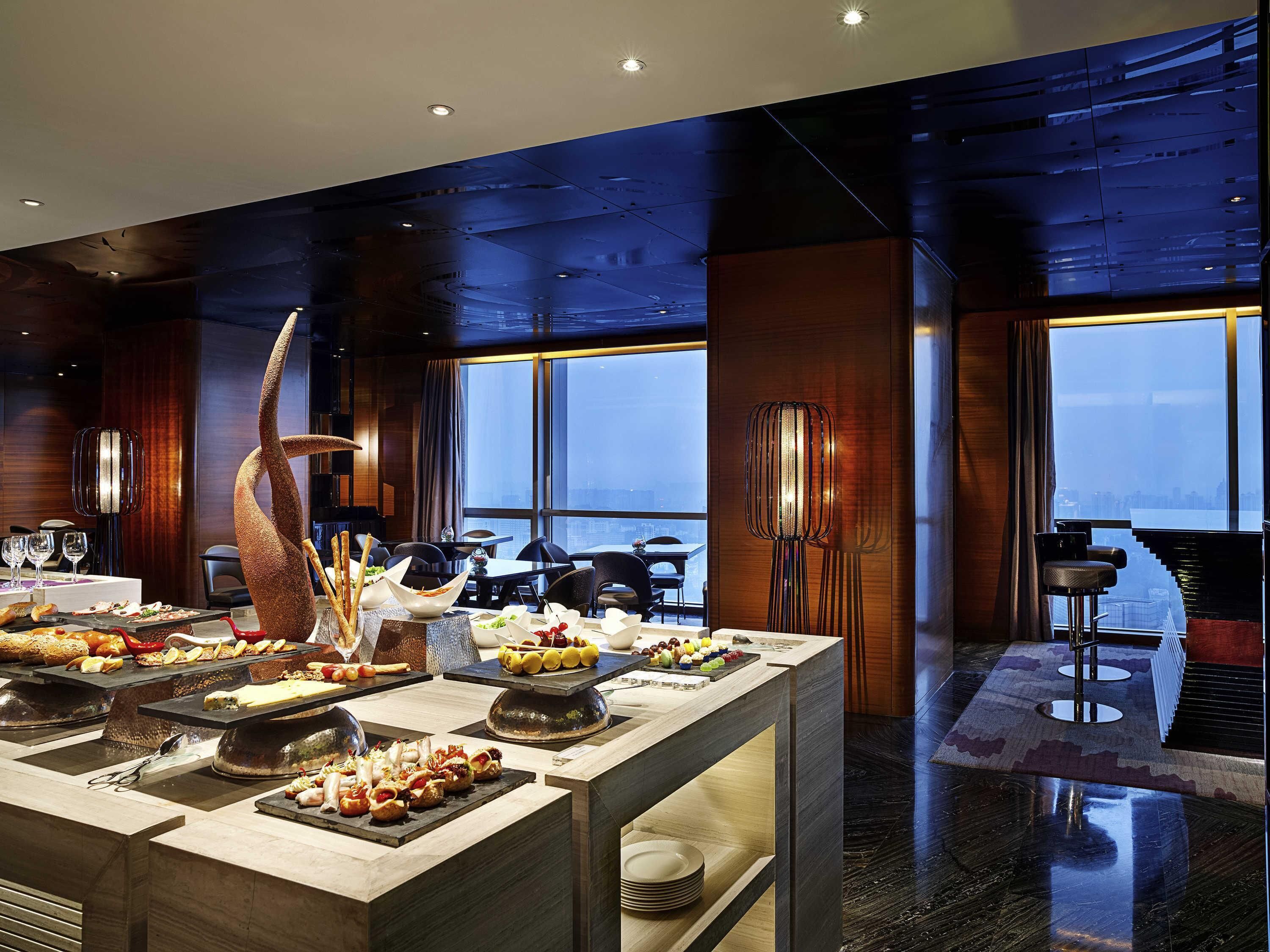 2 restaurants; breakfast, lunch, and dinner served