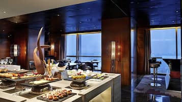 2 restaurants; breakfast, lunch, and dinner served