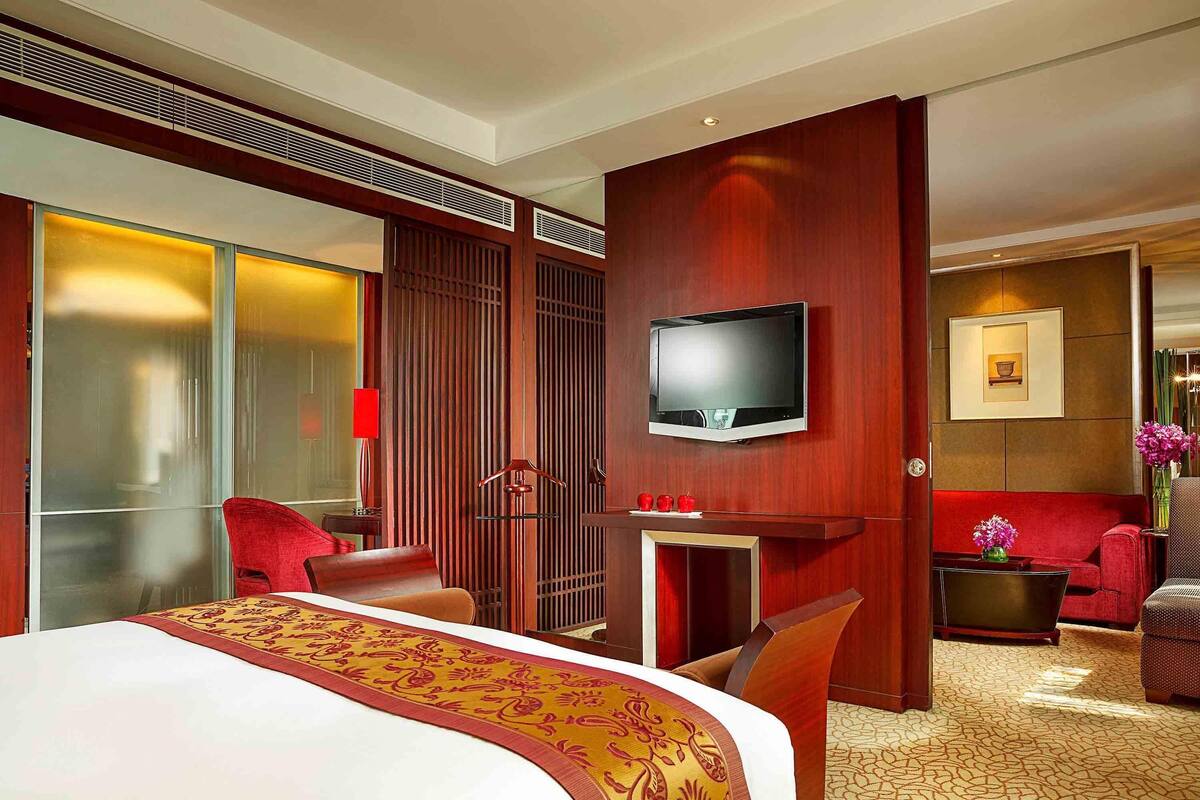 Club Suite, 1 King Bed, Club Lounge Access, City View (Prestige) | Minibar, in-room safe, desk, soundproofing