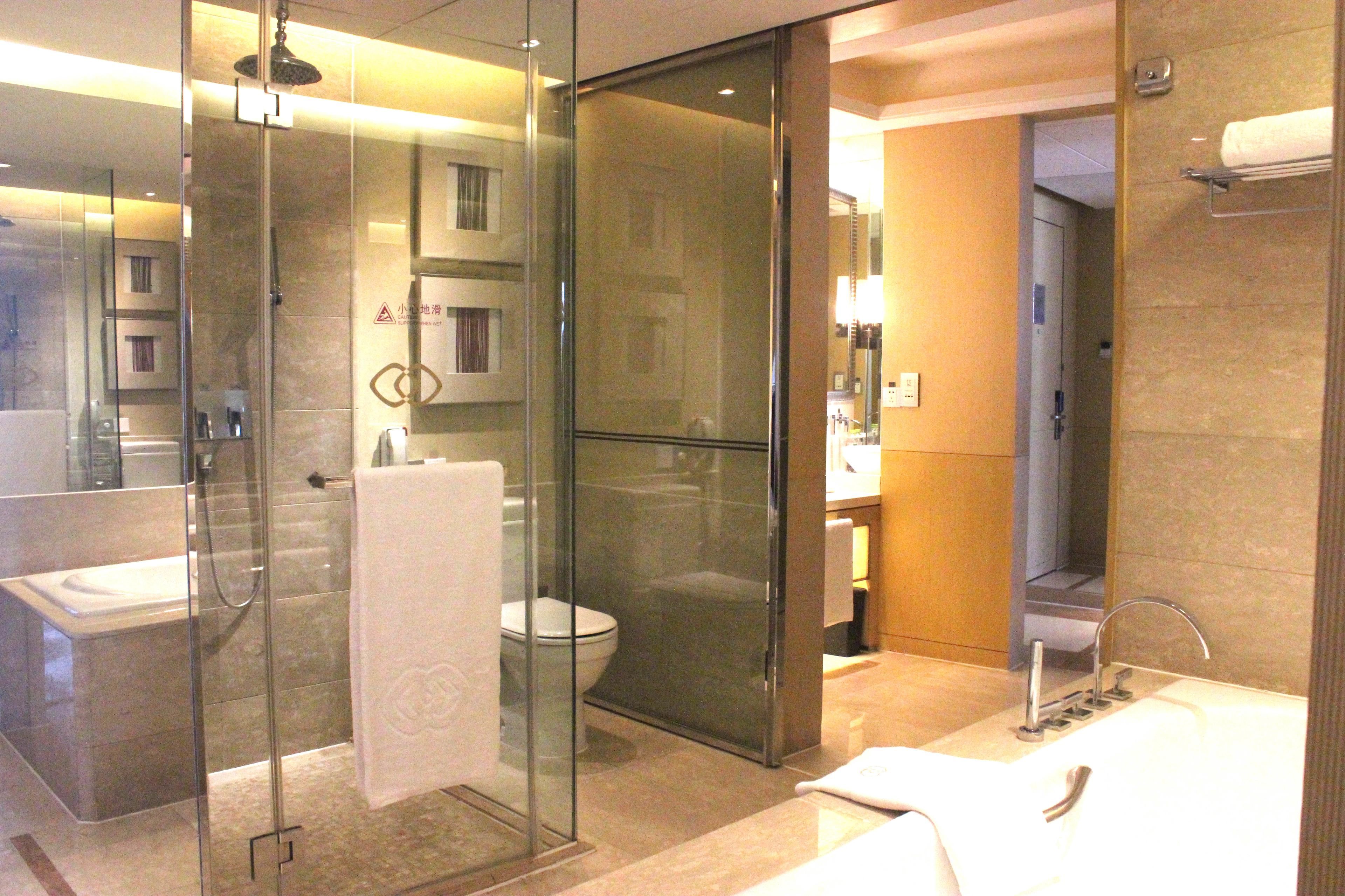 separate bathtub and shower, hair dryer, bidet, towels