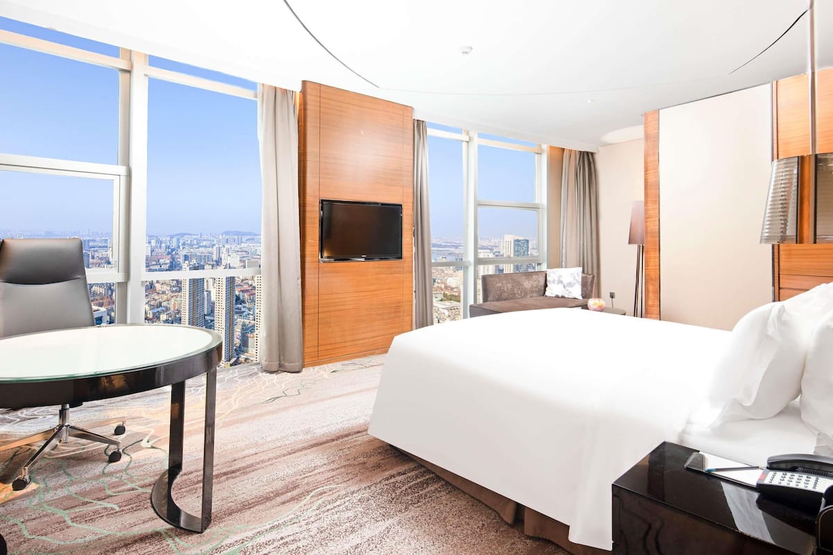 Habitación superior, 2 camas individuales, vistas a la ciudad | Minibar, caja fuerte, escritorio y sistema de insonorización