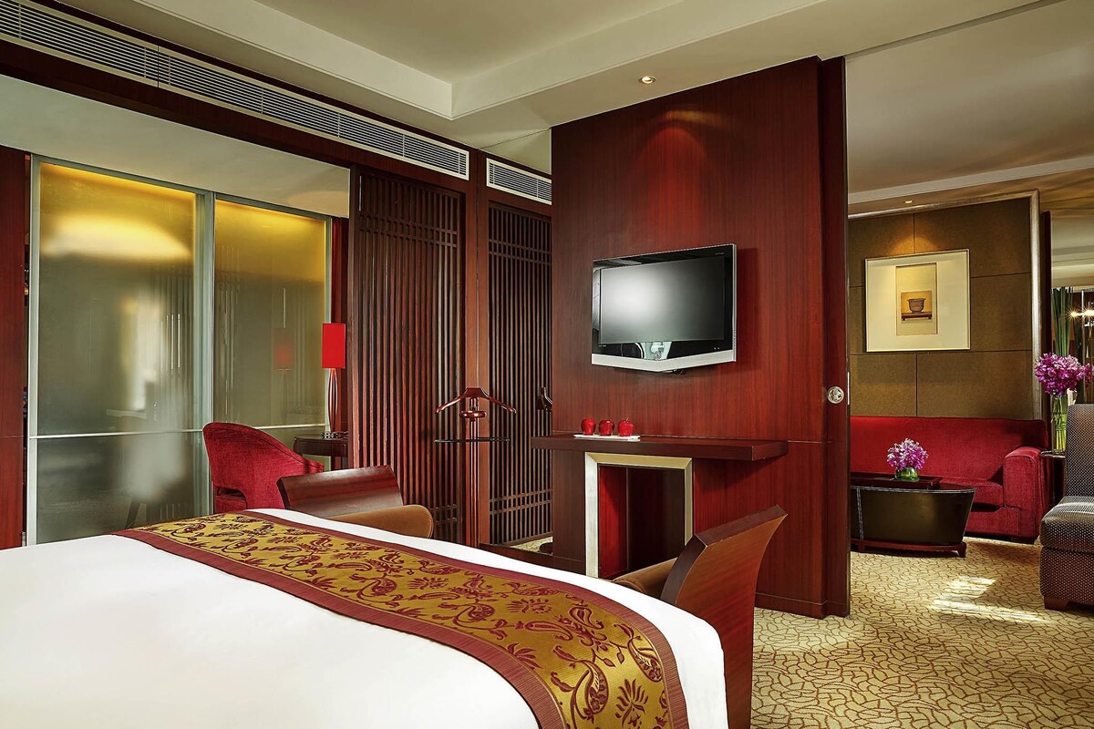 Suite Klub, 1 Tempat Tidur King, Akses Club Lounge, pemandangan kota (Prestige) | Minibar, brankas, meja kerja, dan kedap suara
