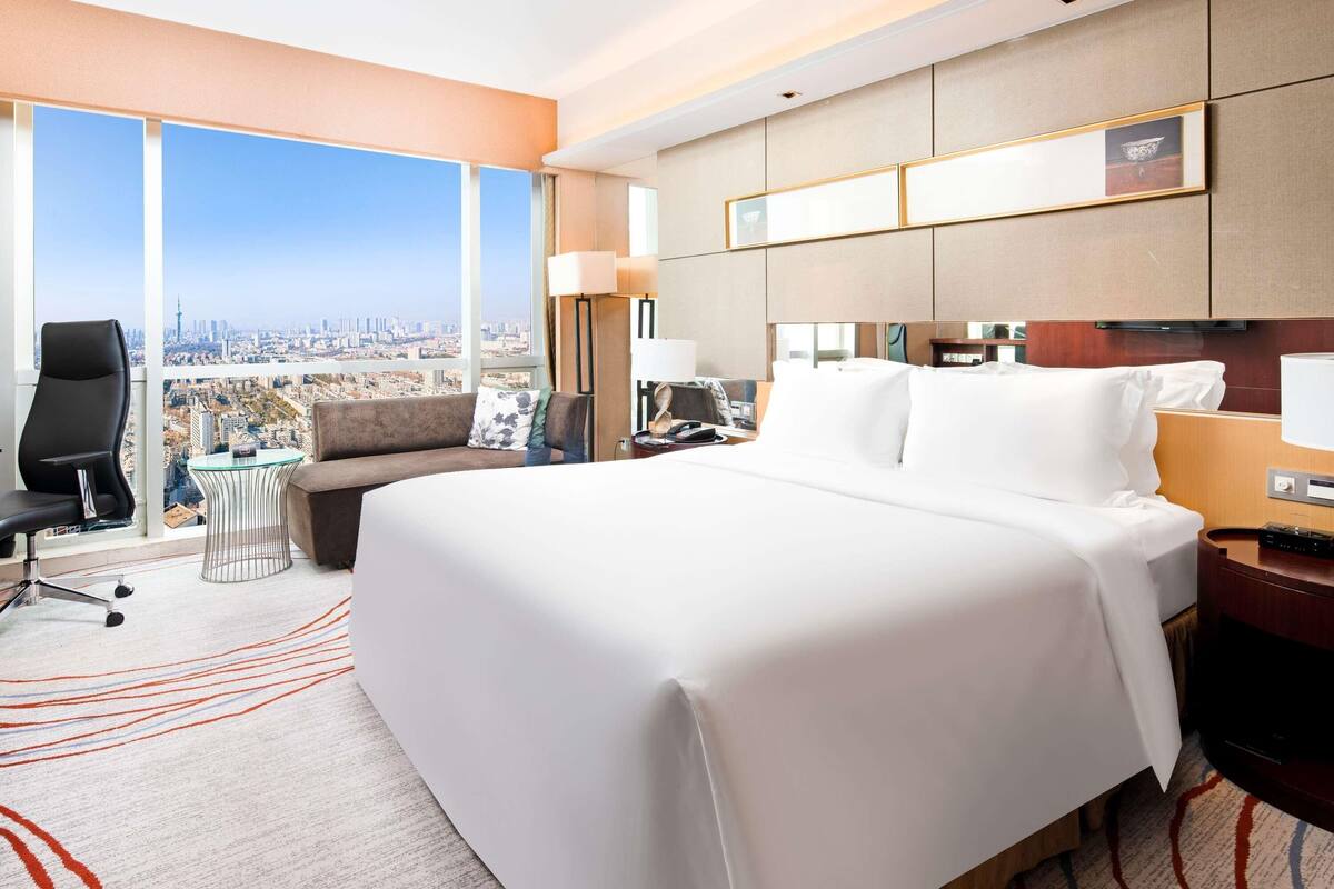 Habitación superior, 1 cama de matrimonio grande, vistas a la ciudad | Minibar, caja fuerte, escritorio y sistema de insonorización