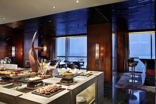 2 restaurants; breakfast, lunch, and dinner served