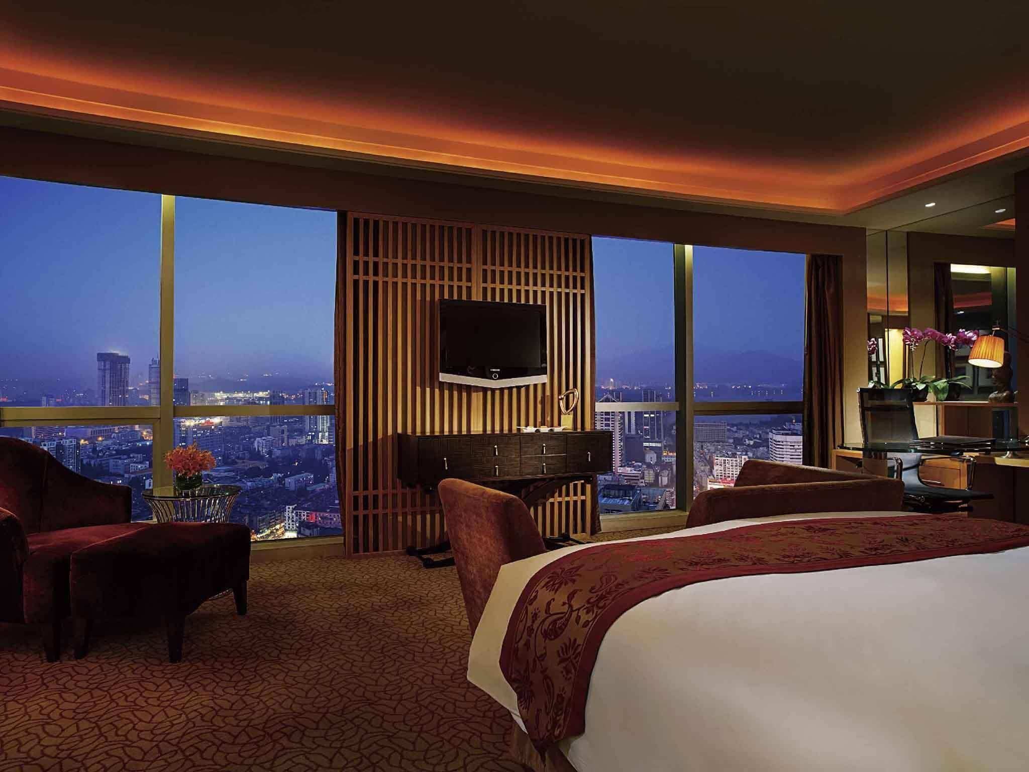 럭셔리룸, 킹사이즈침대 1개, 클럽 라운지 이용 | 미니바, 객실 내 금고, 책상, 방음 설비