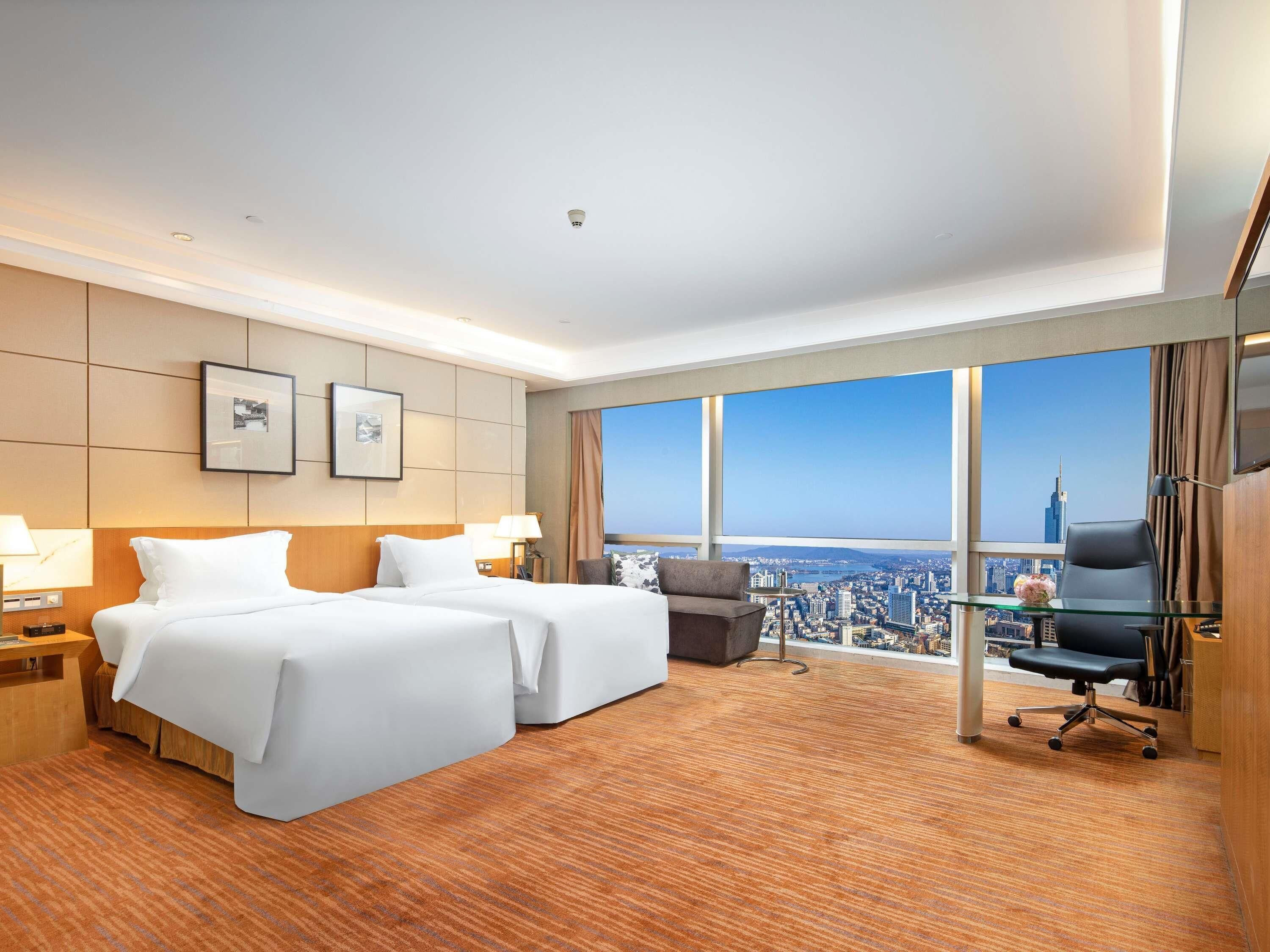 迷你吧、客房内保险箱、办公桌、隔音