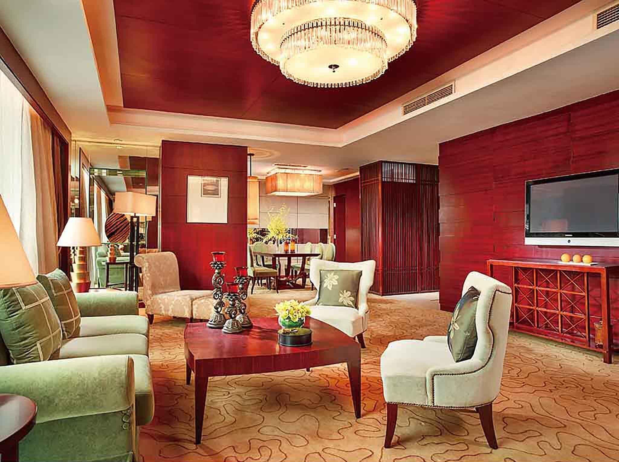 Club Suite, 1 King Bed, Club Lounge Access, City View (Prestige) | Minibar, in-room safe, desk, soundproofing