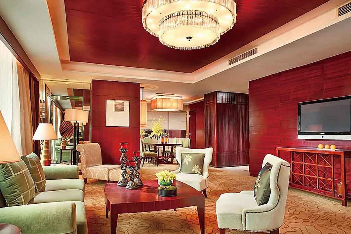 Suite Club, 1 très grand lit, accès au salon club, vue ville (Prestige) | 1 chambre, minibar, coffres-forts dans les chambres, bureau