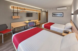 Escritorio, tabla de planchar con plancha, wifi gratis y ropa de cama 