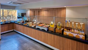 Un buffet proposant une variété de plats et de boissons.