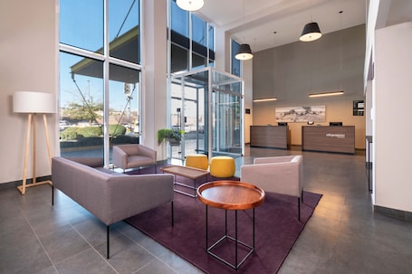 Lobby lounge. City Express by Marriott Chihuahua