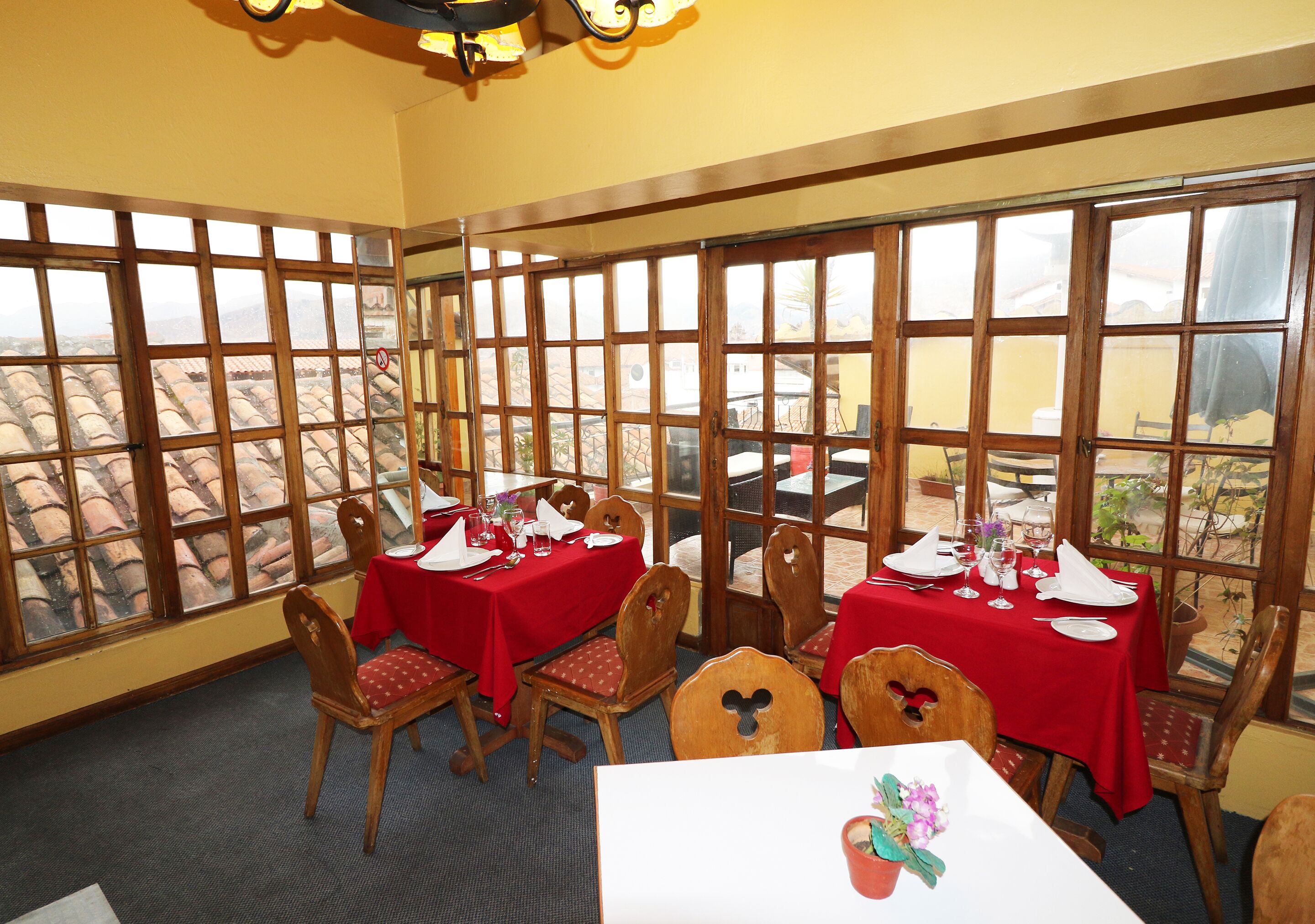 2 restaurants, breakfast, dinner served; international cuisine