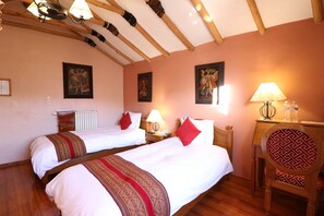 In-room safe, desk, blackout drapes, soundproofing - Hotel & Mirador Los Apus (Cusco)