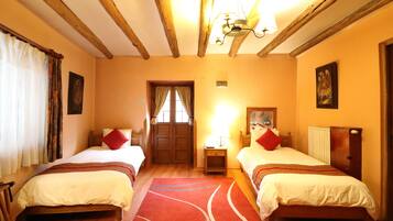 Camera Standard con 2 letti singoli, 2 letti singoli | Una cassaforte in camera, una scrivania, tende oscuranti