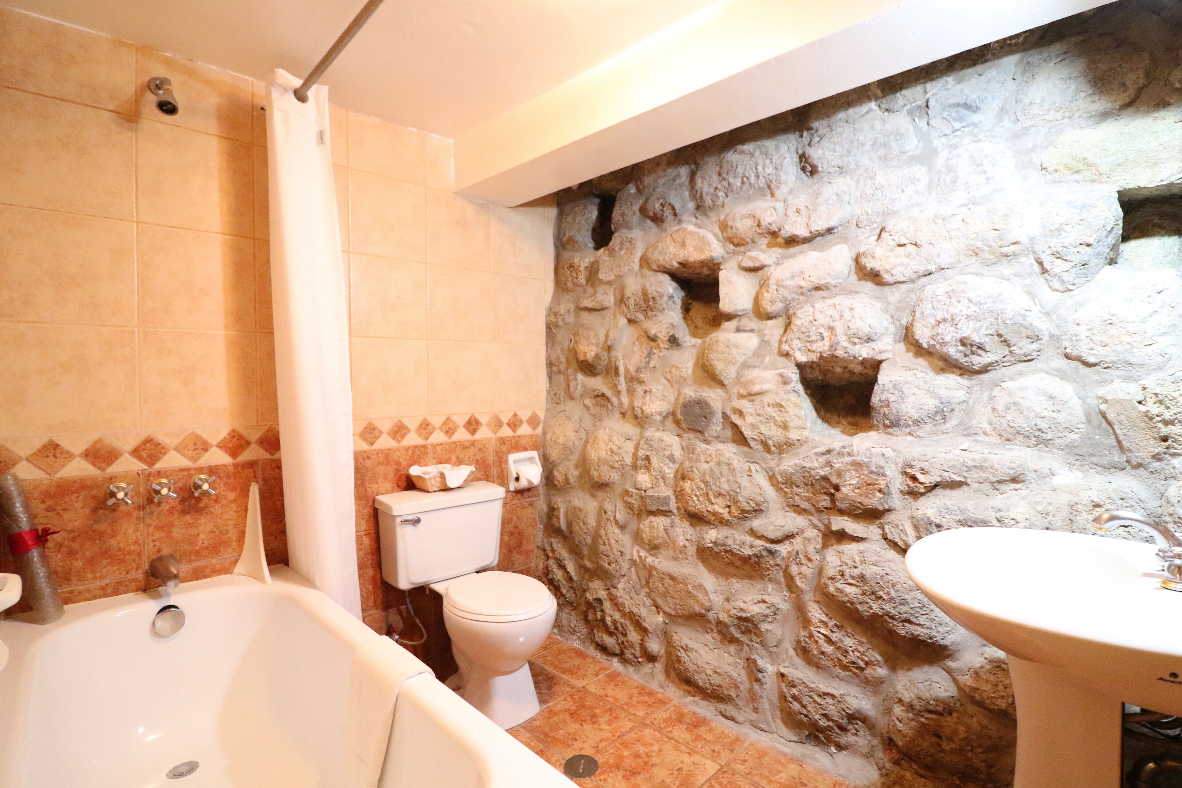 standard double room | bathroom | free toiletries, hair dryer, towels, soap