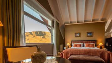 Design Suite, 1 King Bed | Minibar, in-room safe, desk, blackout drapes