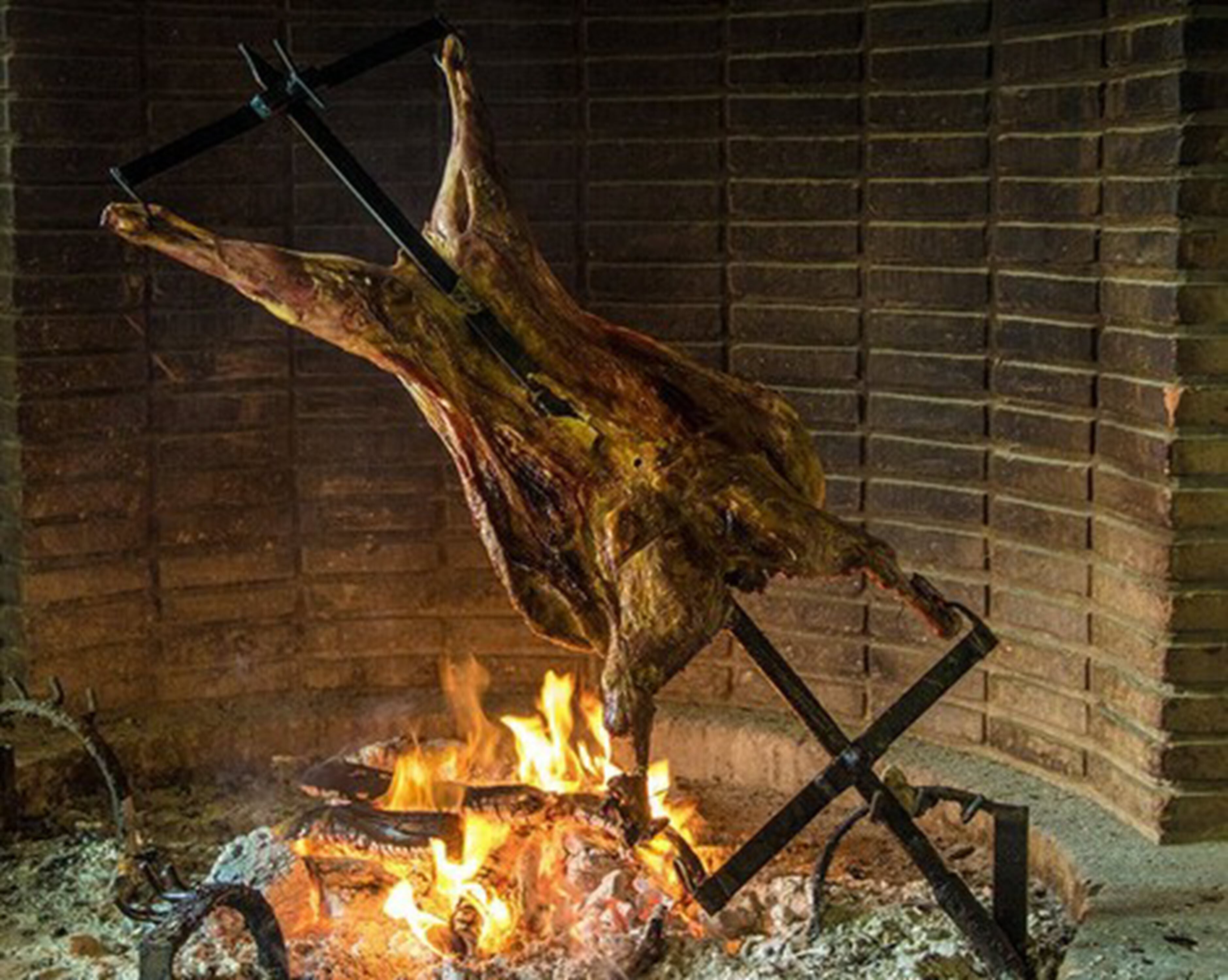 breakfast, lunch, dinner served; international cuisine