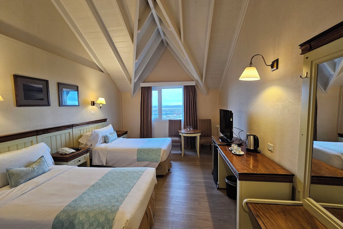 standard twin room, 2 single beds | 1 bedroom, minibar, in-room safe, desk