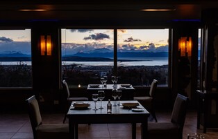 Breakfast, lunch, dinner served; international cuisine