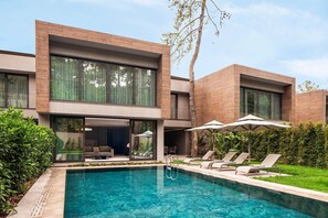 Piscina coberta i piscina a l'aire lliure 