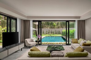 Una piscina techada, una piscina al aire libre